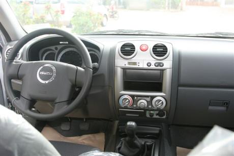 Left Hand Drive isuzu Dmax side view at Thailand top new RHD LHD 4x4 dealer