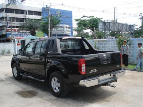 Images (Pics) of new and used Double Cab Nissan Navara from Thailand's and Dubai's top new and used Nissan Navara Single, Extra and Double Cab dealer and exporter Soni Motors