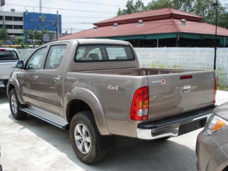 new Toyota Hilux Vigo Double Cab 4x4 E at Thailand's top Toyota Hilux Vigo dealer Soni Motors Thailand